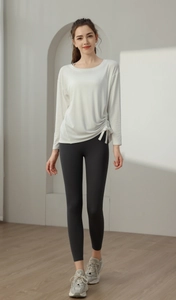 Detail eines weißen Langarm-Sporttops mit verstellbarem Kordelzug-Saum für Damen
