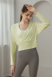 Détail du haut de sport à capuche croisé avec taille courte et brassière de sport blanche