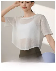 Détail de la veste de sport blanche respirante avec texture unique en nano-soie
