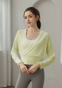 Détail du sweat à capuche de yoga vert clair avec col en V croisé et ourlet côtelé pour sport