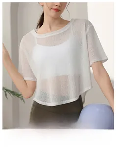 Détail du haut court de yoga en maille blanche respirante avec coupe ample et tissu transparent