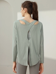 Damen Yoga-Langarmshirt in Salbeigrün mit modischem überkreuztem offenem Rückendesign