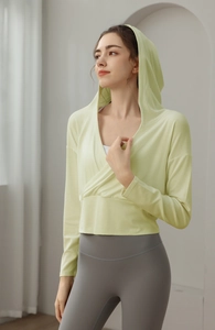 Vue détaillée du sweat à capuche femme vert clair avec encolure croisée et tissu respirant