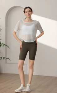 Détail du haut de yoga en maille blanche avec short cycliste taille haute vert olive