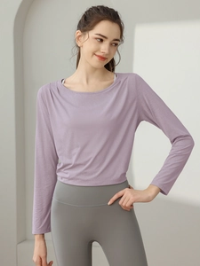 Minimalistisches lila Yoga-Oberteil mit grauer Leggings mit hoher Taille Sportset