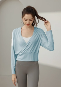 Détail du sweat à capuche de sport bleu clair côtelé avec col en V croisé et texture