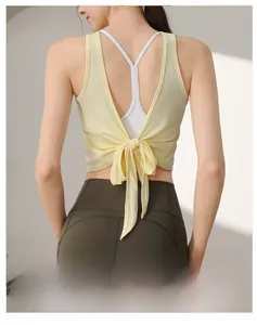 Detail des hellgelben Yoga-Oberteils mit Schnürung, Sport-BH und grünen Fitness-Leggings