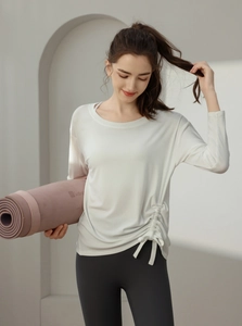 Detailansicht des Kordelzug-Designs und der Stofftextur am weißen Yoga-Oberteil