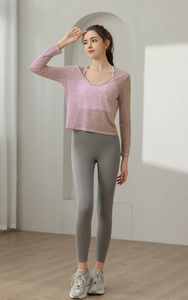 Haut de yoga rose respirant à manches longues avec legging de fitness gris taille haute