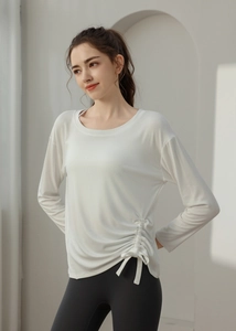 Detail des verstellbaren Kordelzugs am weißen Langarm-Yogashirt für Damen