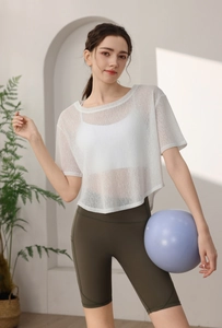 Détail du haut de yoga en maille blanche respirante avec une texture transparente