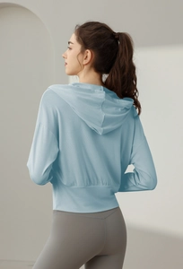Vue arrière d'un sweat à capuche fitness court bleu clair avec une coupe ajustée