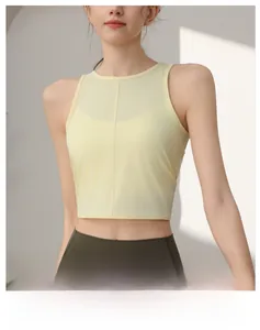 Nahaufnahme des hellgelben Yoga-Oberteils aus atmungsaktivem Ice Silk Slub-Stoff mit Textur