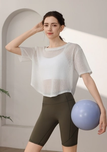 Détail du haut en maille blanche à manches courtes avec short de yoga taille haute