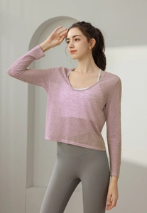 Détail du haut de yoga à manches longues violet clair avec maille fine transparente