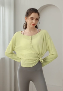 Détail du haut de yoga vert clair avec col boutonné et ourlet à nœud sur le côté