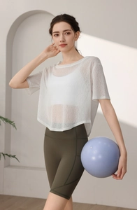 Détail macro du haut de yoga en mesh blanc respirant et du short de cyclisme vert