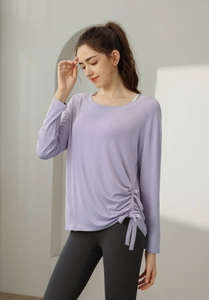 Detail des lila Langarm-Sportoberteils mit verstellbarem Kordelzug an der Seite