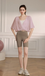 Atmungsaktives rosa Yoga-Top mit V-Ausschnitt und Netz-Design über weißem Sport-BH