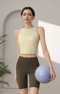 Detail eines feuchtigkeitstransportierenden Yoga-Tops und Shorts-Sets in einem Studio