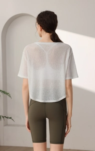 Vue arrière d'un haut de sport en mesh blanc translucide avec ourlet incurvé respirant