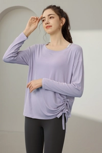 Detail eines lavendelfarbenen Yoga-Langarmshirts mit verstellbarem Kordelzug