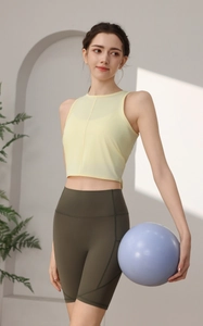 Details des hellgelben Yoga-Crop-Tops und der olivgrünen High-Waist-Fitness-Shorts