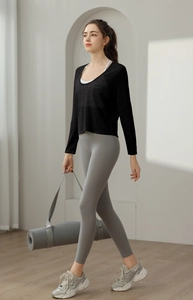 Vue détaillée du haut de yoga noir léger et du legging gris à taille haute