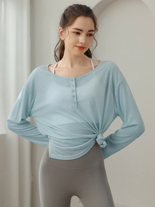 Ensemble de yoga femme avec haut bleu clair à manches longues et legging gris taille haute