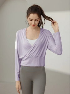 Haut de yoga à capuche lavande pour femme avec design croisé pour fitness et course à pied