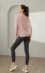Detailansicht eines rosa Langarm-Yoga-Tops mit Kordelzug und High-Waist-Leggings