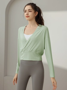 Sweat à capuche de yoga vert clair à manches longues et legging gris à taille haute