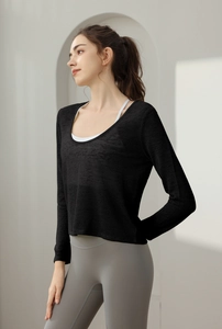 Détail d'un t-shirt de yoga noir léger à manches longues en maille respirante avec col rond