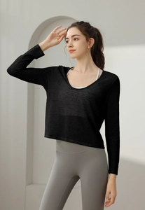 Détail du haut de yoga noir transparent montrant la texture du tissu respirant léger