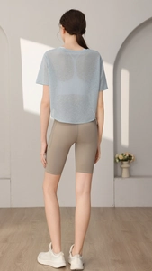 Vue arrière d'un t-shirt de yoga en mesh bleu clair respirant avec short de cyclisme gris