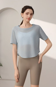 Haut de yoga en mesh bleu clair respirant montrant la texture semi-transparente et fluide
