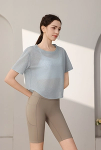 Détail du haut en maille bleu clair et du short de yoga kaki à taille haute pour le sport