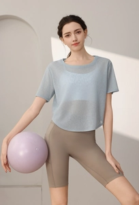Détail du t-shirt de yoga en maille bleu clair avec coupe ample et tissu semi-transparent