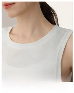 Détail du tissu jacquard camouflage blanc rafraîchissant sur un débardeur de yoga