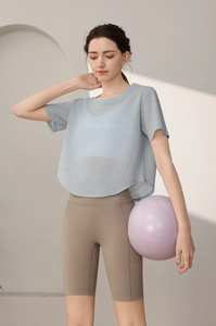 Détail du haut de sport en maille bleue respirante avec ourlet asymétrique pour le yoga