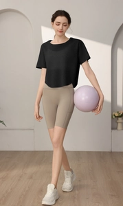 Détail du haut de yoga en maille noire et du short cycliste kaki à taille haute avec poches