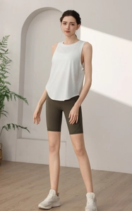 Vue détaillée du gilet de course blanc respirant avec short de yoga taille haute et baskets