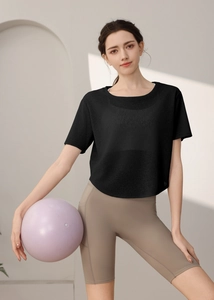 Détail d'un t-shirt de yoga noir ample pour femme en maille respirante à séchage rapide