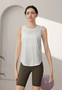 Détail du débardeur en mesh gris et short de yoga olive à taille haute sur mannequin