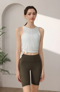 Detail eines weißen Yoga-Tops mit seitlicher Schnürung und schnelltrocknendem Stoff