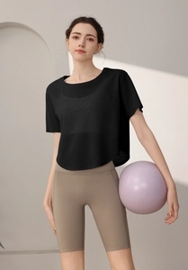 Gros plan du t-shirt de sport en maille respirante et du short de yoga kaki