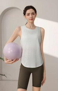 Gros plan du débardeur de sport en maille blanche respirante avec ourlet arrondi et short