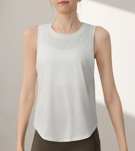 Vue détaillée du débardeur de sport blanc fluide avec jacquard camouflage et ourlet arrondi