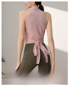 Vista posteriore dettagliata del gilet da yoga rosa con laccio in vita e trama jacquard