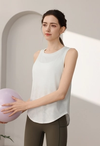 Gros plan du débardeur de sport blanc en mesh respirant pour femmes en tissu rafraîchissant